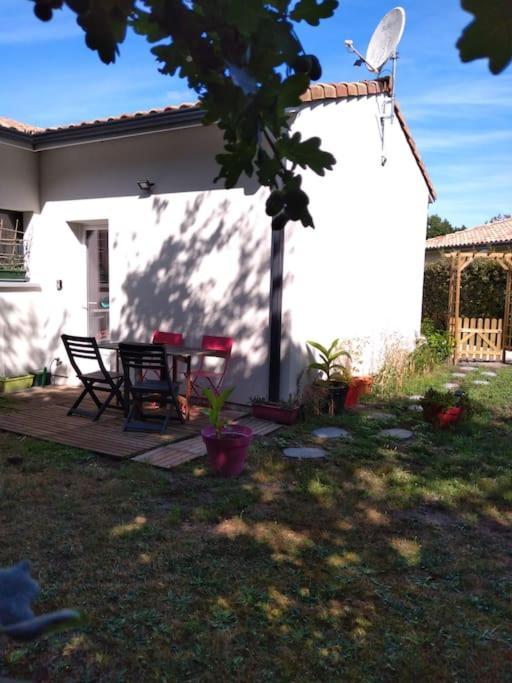 Petite Maison Avec Jardin Entre Lac Et Village Hourtin Exterior foto